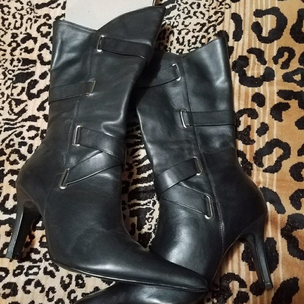 Calf length hi heeled boots